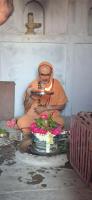 HH Swamiji performs Abhisheka at the historic Raja Ghat Temples (26.03.2025)